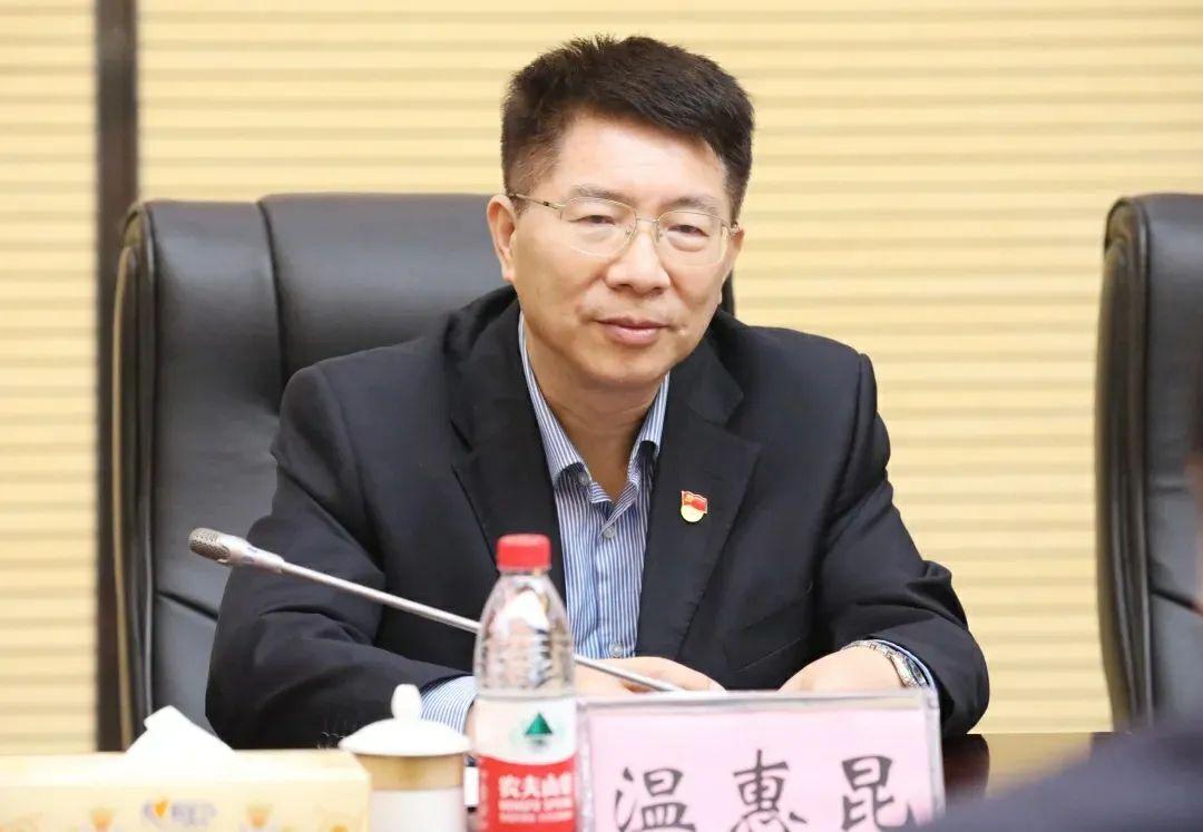 中国农业银行柜台前的坚定身影,金融服务者的责任与专注